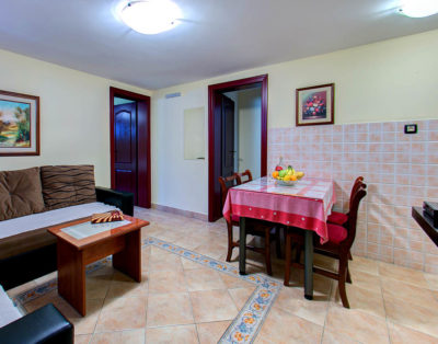 Petokrevetni polusuterenski apartman br.7