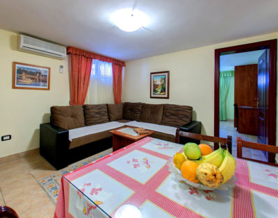 Petokrevetni polusuterenski apartman br.7