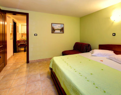 Petokrevetni polusuterenski apartman br.7