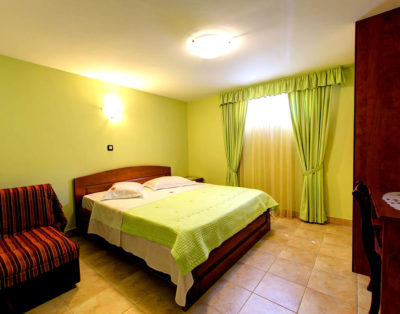 Petokrevetni polusuterenski apartman br.7