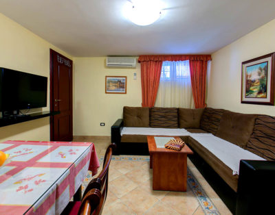 Petokrevetni polusuterenski apartman br.7