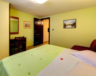 Petokrevetni polusuterenski apartman br.7