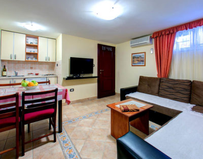 Petokrevetni polusuterenski apartman br.7